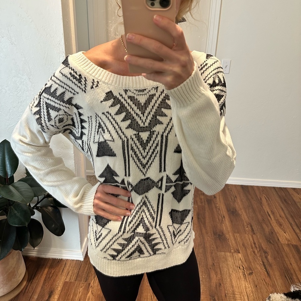 ๐SALE๐ black and white Aztec sweater size largeโโโโโโ - Picture 6 of 6